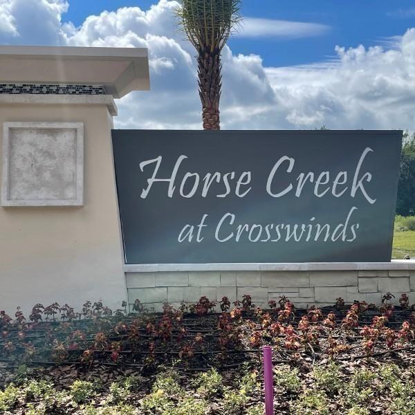 Texto de ejemplo¡Bienvenido a Horse Creek en Crosswinds Townhomes! Esta comunidad, ubicada a solo minutos de Posner Park y de los parques temáticos y atracciones de clase mundial de Orlando, Horse Creek en Crosswinds Townhomes es la comunidad perfecta para llamar hogar. Los mejores restaurantes locales están cerca, así como numerosos campos de golf. Sé aventurero y ve Davenport desde el aire en un paseo en globo aerostático. Disminuye el ritmo un poco y juega en el Northeast Regional Park. ¡Tu hogar en Horse Creek en Crosswinds Townhomes estará en el centro de todo!
