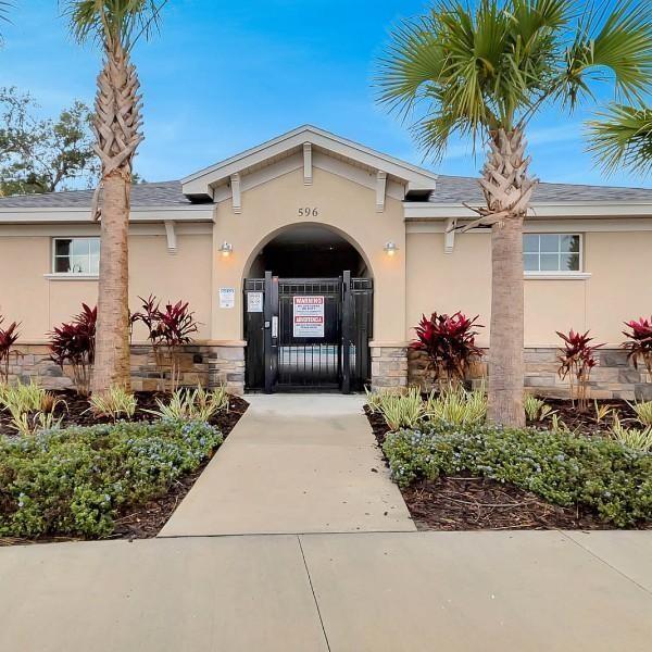 Texto de ejemplo¡Bienvenido a Horse Creek en Crosswinds Townhomes! Esta comunidad, ubicada a solo minutos de Posner Park y de los parques temáticos y atracciones de clase mundial de Orlando, Horse Creek en Crosswinds Townhomes es la comunidad perfecta para llamar hogar. Los mejores restaurantes locales están cerca, así como numerosos campos de golf. Sé aventurero y ve Davenport desde el aire en un paseo en globo aerostático. Disminuye el ritmo un poco y juega en el Northeast Regional Park. ¡Tu hogar en Horse Creek en Crosswinds Townhomes estará en el centro de todo!