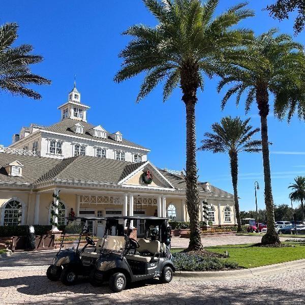 Descubre las increíbles amenidades de The Crescent at Reunion, incluyendo parque acuático, campos de golf de clase mundial, 7 piscinas comunitarias, restaurantes gourmet y gimnasio de última generación. ¡Todo a minutos de Disney!